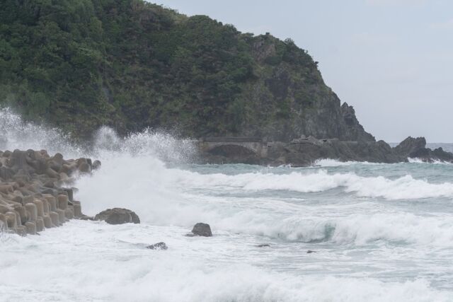 時化の海

寒くなったやんばる、
海が時化ることが多くなりました🌊
冬を感じます😊👍
______________________________________
 #やんばる  #国頭村 #やんばるホテル
沖縄で１番野生のヤンバルクイナに会えるリゾートホテル 
______________________________________
宿泊する際のお支払い方法は、クレジットカード、電子マネー以外にも、auPAY、d払い、LINE Pay、メルペイ、PayPay、楽天ペイ、Jcoinペイがご利用できます。